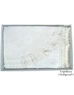 Bauletto Aurora – Completo Lenzuola Matrimoniali Puro Cotone & Copriletto con Pizzo Macramè Intarsiato – Made in Italy