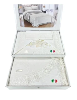 Bauletto Aurora – Completo Lenzuola Matrimoniali Puro Cotone & Copriletto con Pizzo Macramè Intarsiato – Made in Italy