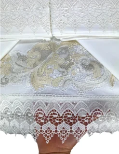 Bauletto Aurora – Completo Lenzuola Matrimoniali Puro Cotone & Copriletto con Pizzo Macramè Intarsiato – Made in Italy