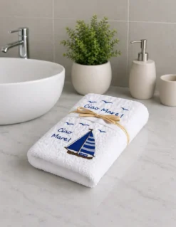 Set Asciugamani Bagno Bianco “Ciao Mare” in Spugna 100% Cotone, Ricamo Barca a Vela Blu, Made in Italy, Idea Regalo