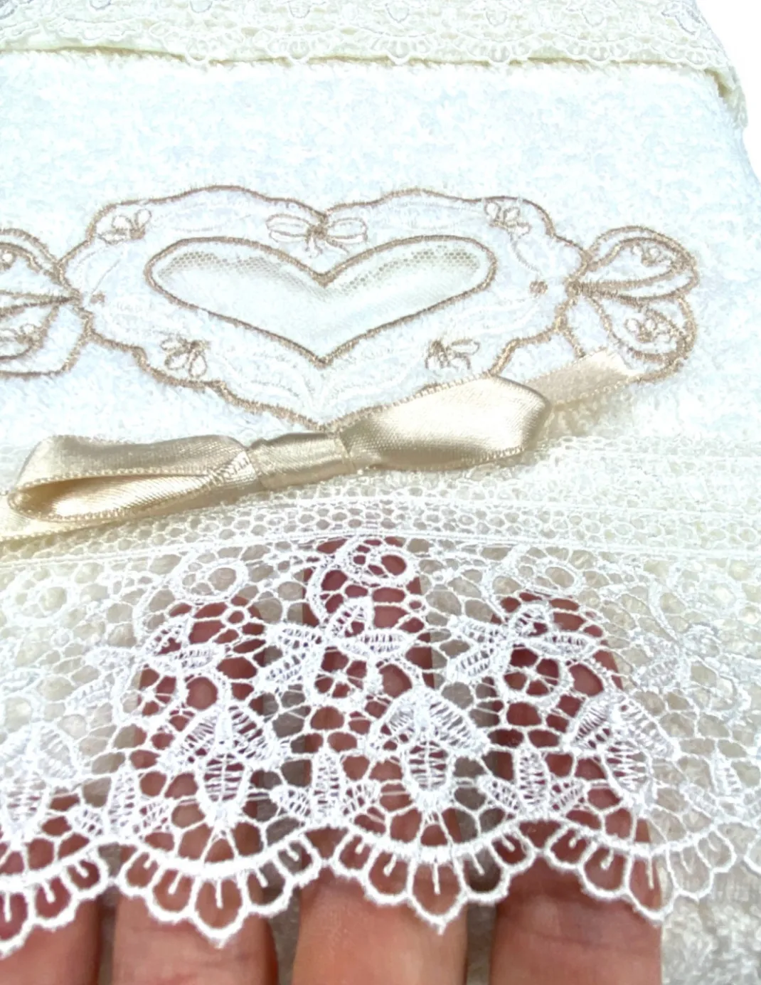 Set Asciugamani 1+1 Vanità Panna, Ricamo Cuore e Pizzo, Puro Cotone, Made in Italy, Idea Regalo, Confezione Elegante